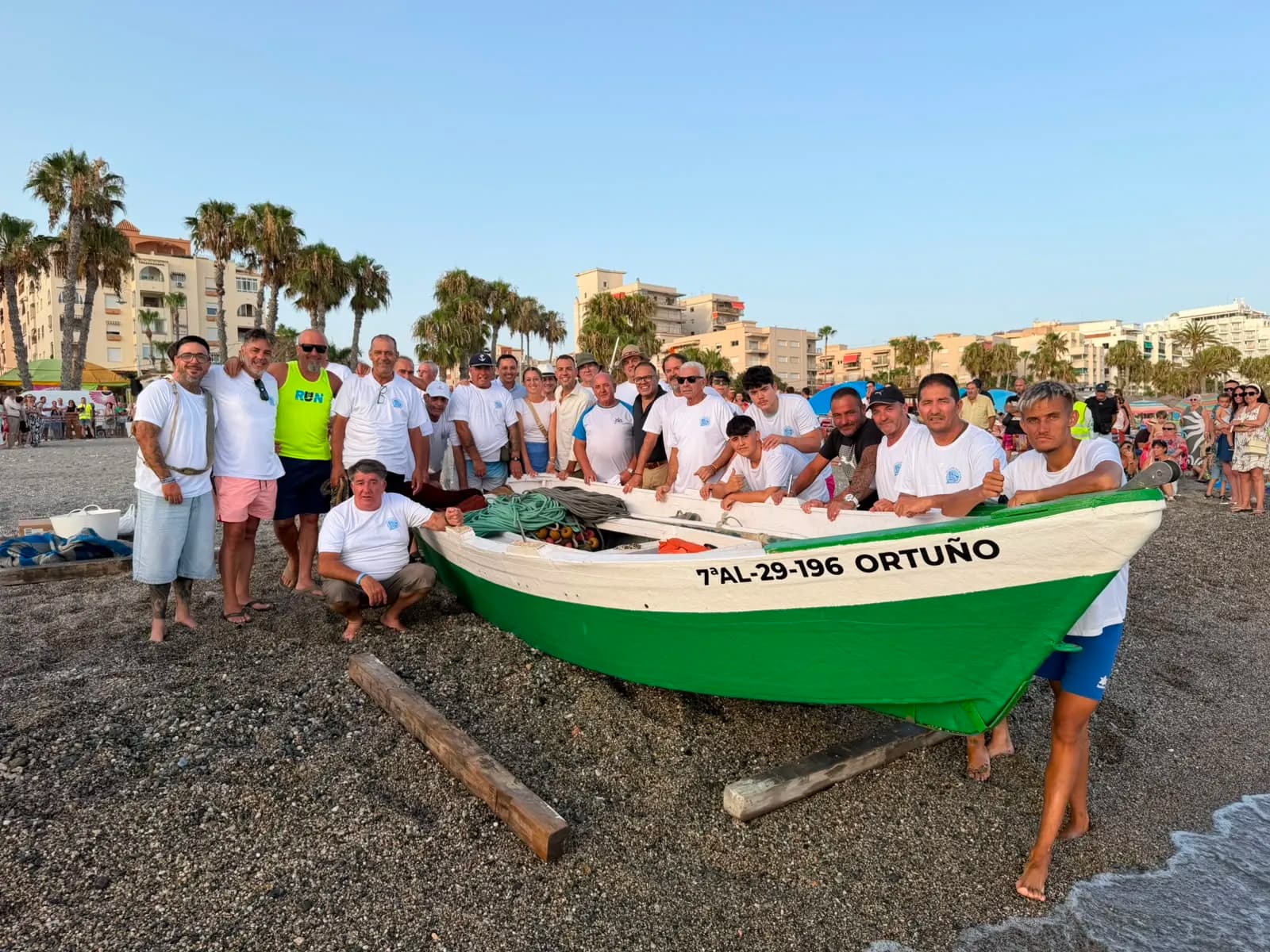 Almuñécar mira a su pasado marinero con la recreación del tiro del copo en la playa San Cristóbal