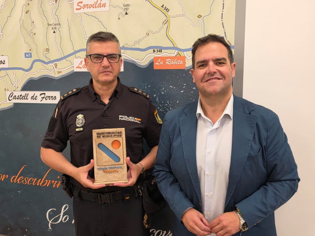 Rafael Caballero despide institucionalmente al comisario José Luis Delgado antes de asumir su nuevo destino en Córdoba