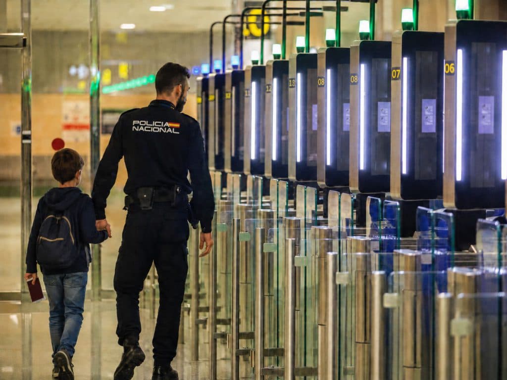 La Policía Nacional aclara cómo tramitar correctamente el permiso de viaje para menores no acompañados