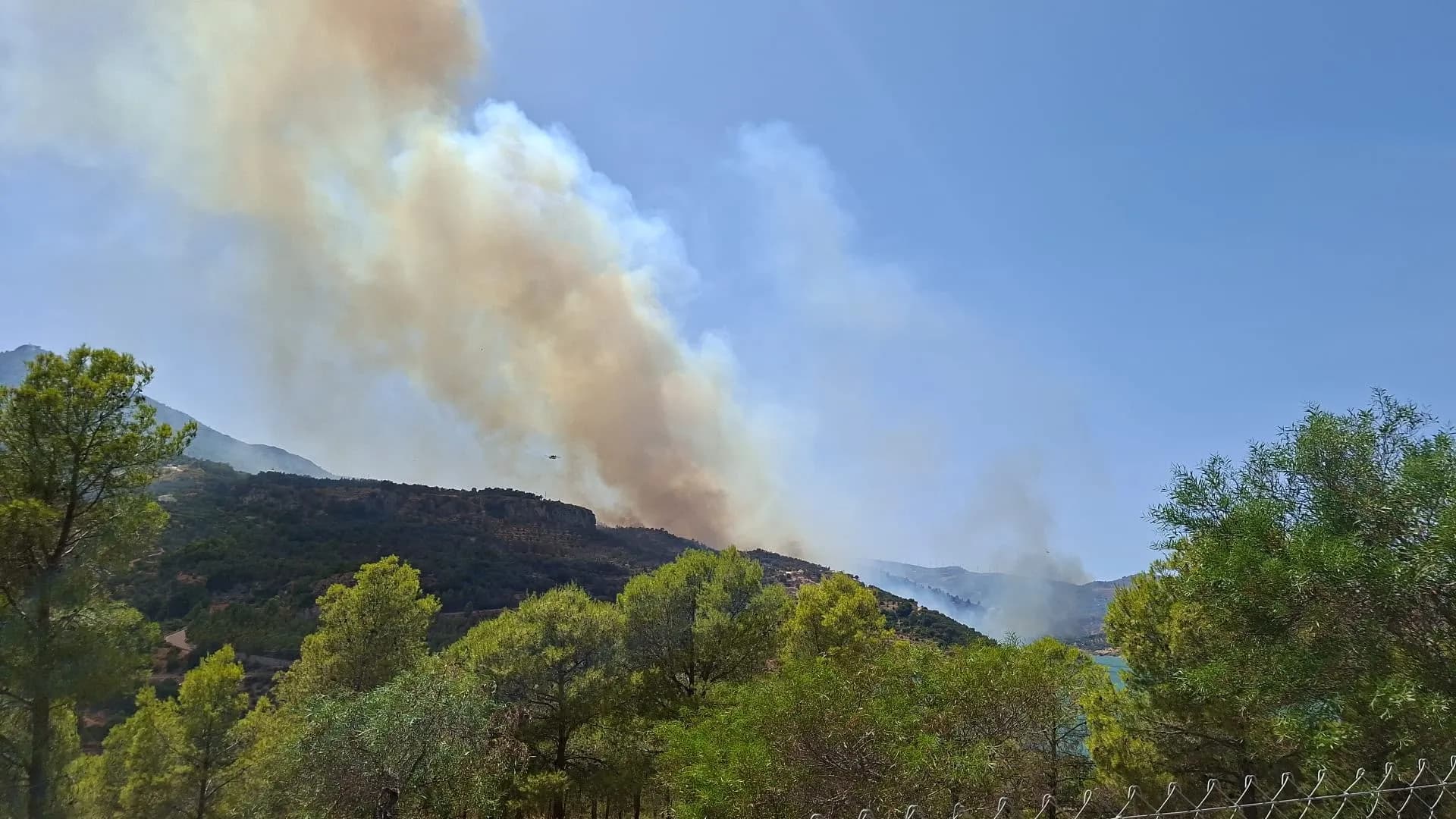 El incendio en el Valle de Lecrín obliga a cortar la Gr-3204, en ambos sentidos