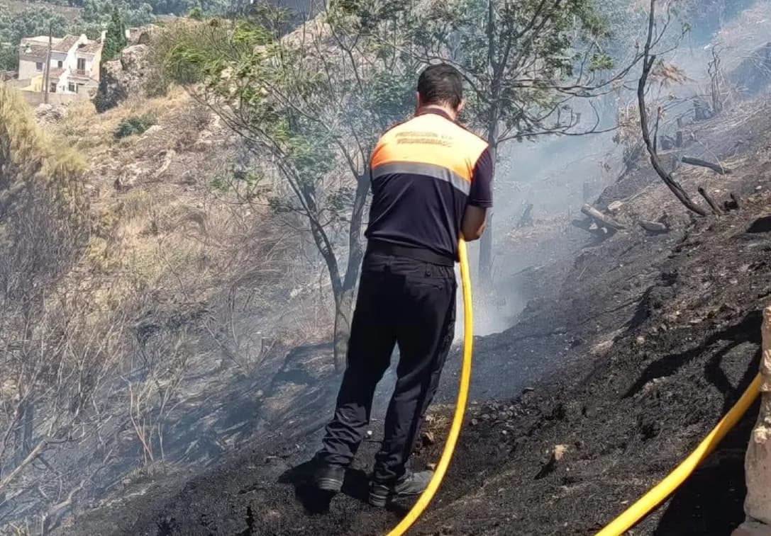 El incendio de Pinos del Valle entra en fase de control tras 34 horas de lucha contra las llamas