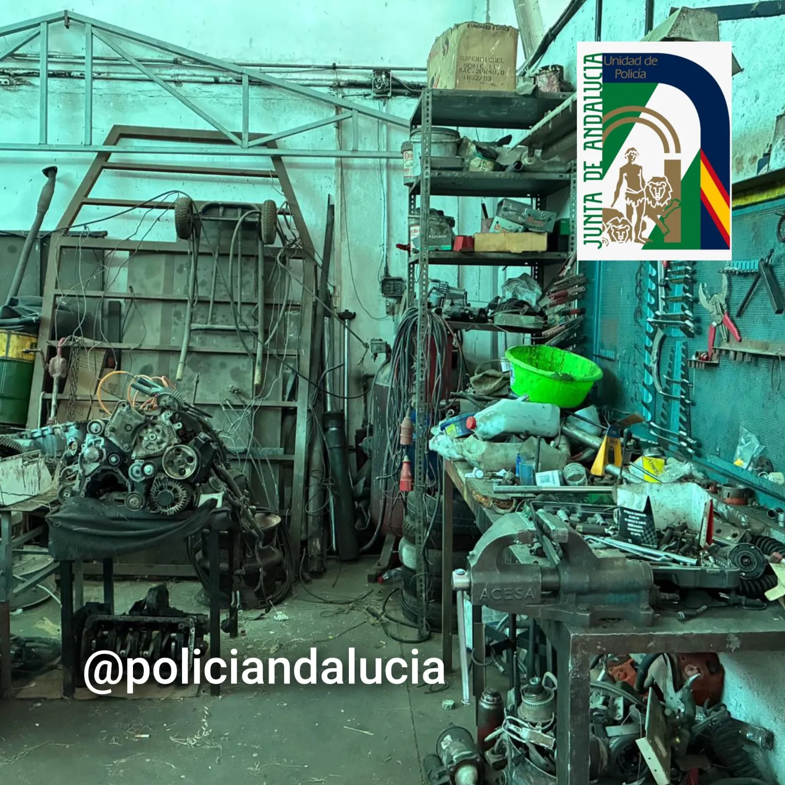 Desmantelado en Granada un taller mecánico clandestino que vertía el aceite de motor a una acequia de riego