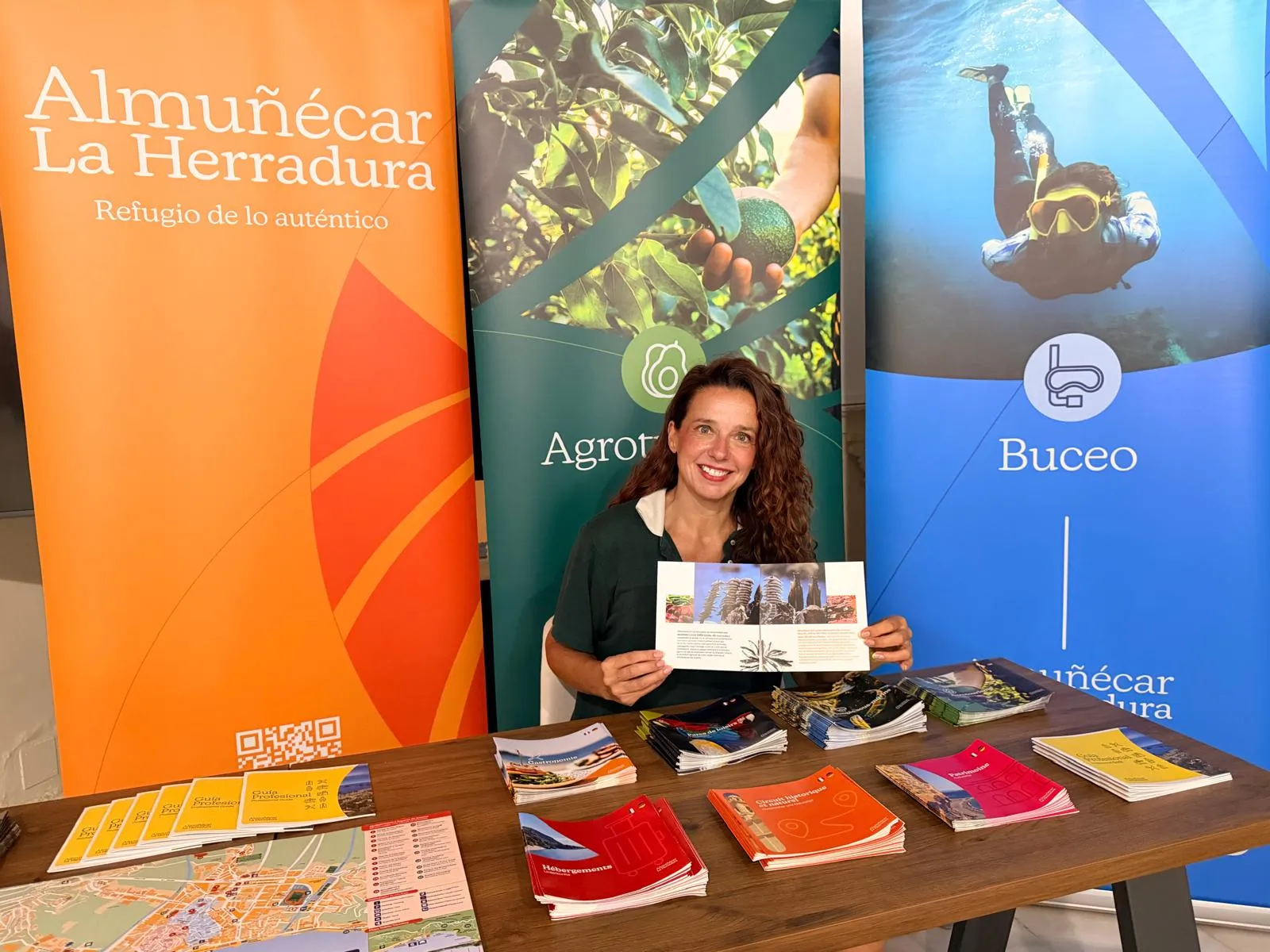 El Patronato de Turismo de Almuñécar impulsa una nueva estrategia de información al visitante «con la completa renovación de su material promocional»