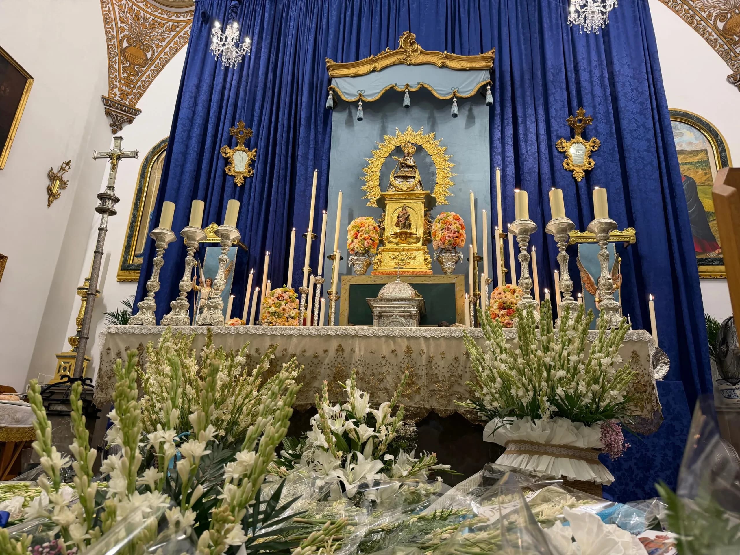 Almuñécar rinde homenaje a la Virgen de la Antigua en su tradicional ofrenda floral