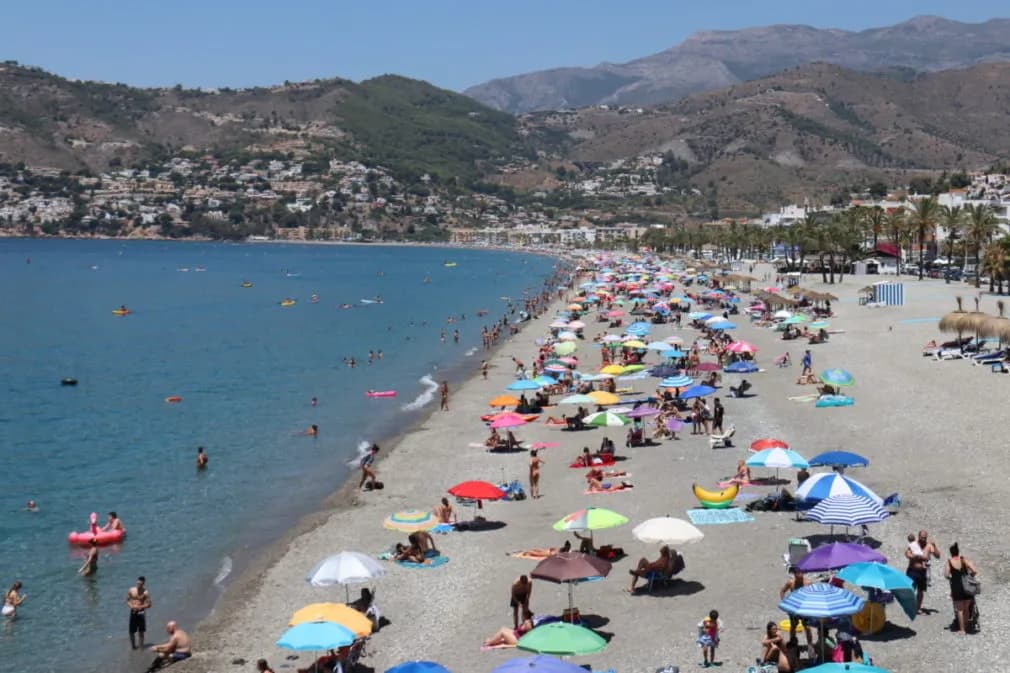 Almuñécar renueva la certificación que acredita la calidad de los servicios en sus playas