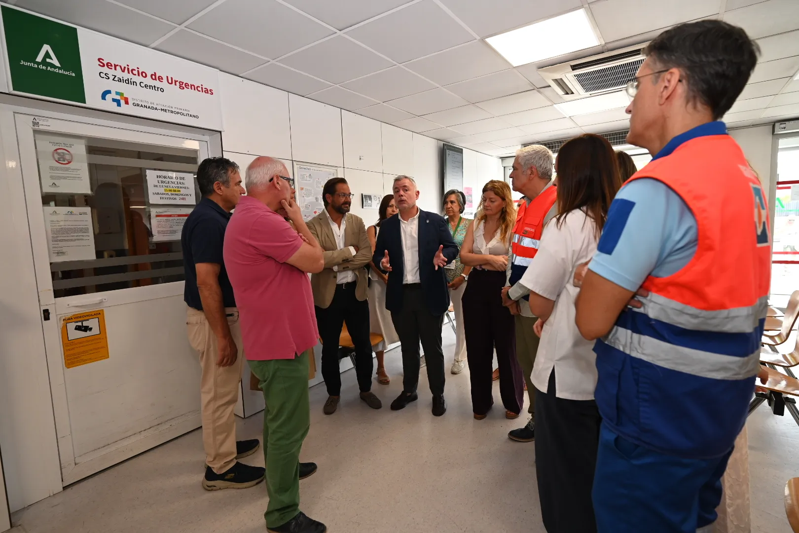 Nicolás Navarro visita el Centro de Salud Zaidín tras la actividad sísmica
