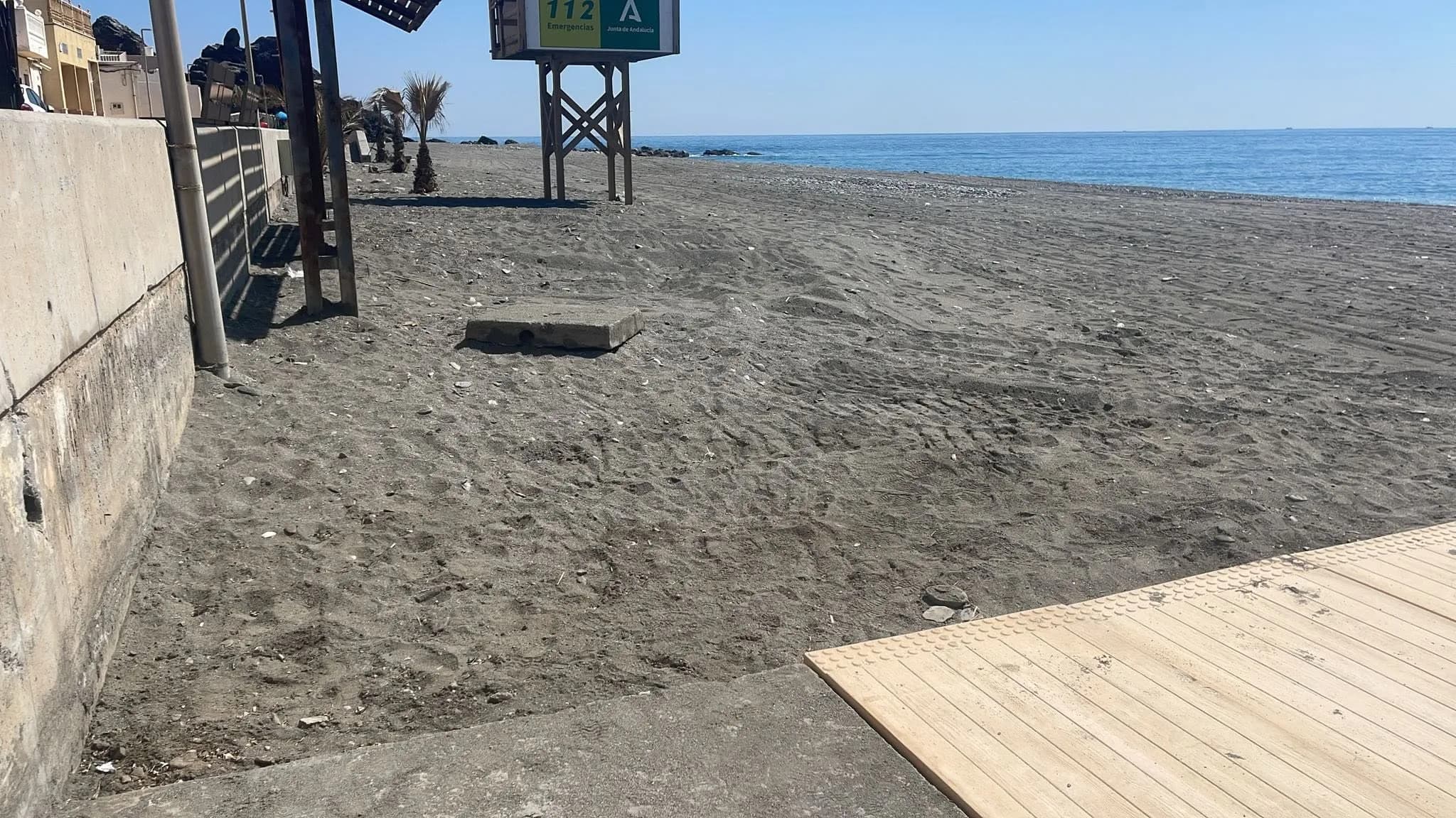 La playa de Melicena vuelve a ser apta para el baño