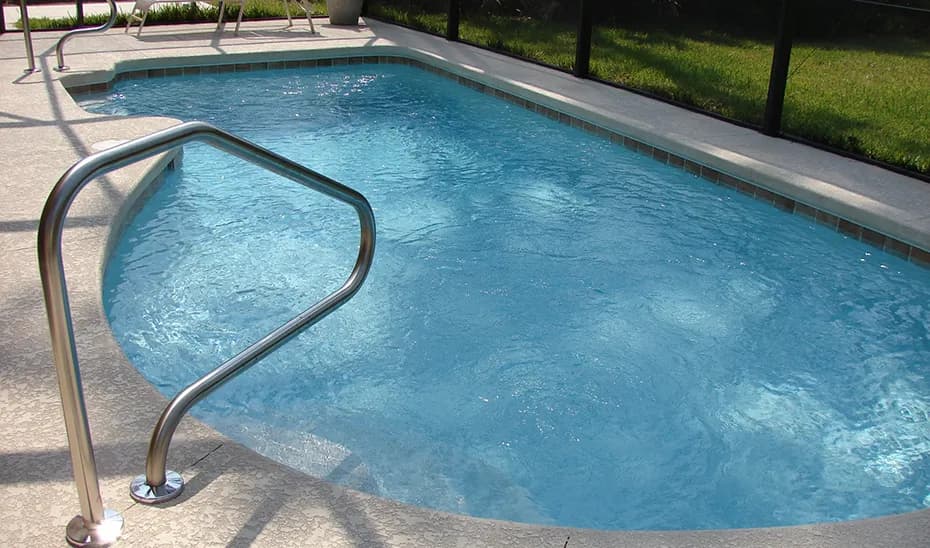 Fallece un joven de 21 años en una piscina en Málaga