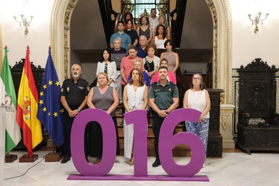 Minuto de silencio en la Subdelegación de Granada tras los últimos tres crímenes machistas