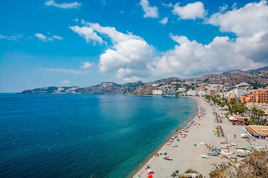 Almuñécar y La Herradura cierran un verano de «alta actividad turística» y mantienen una ocupación hotelera media del 90% en septiembre