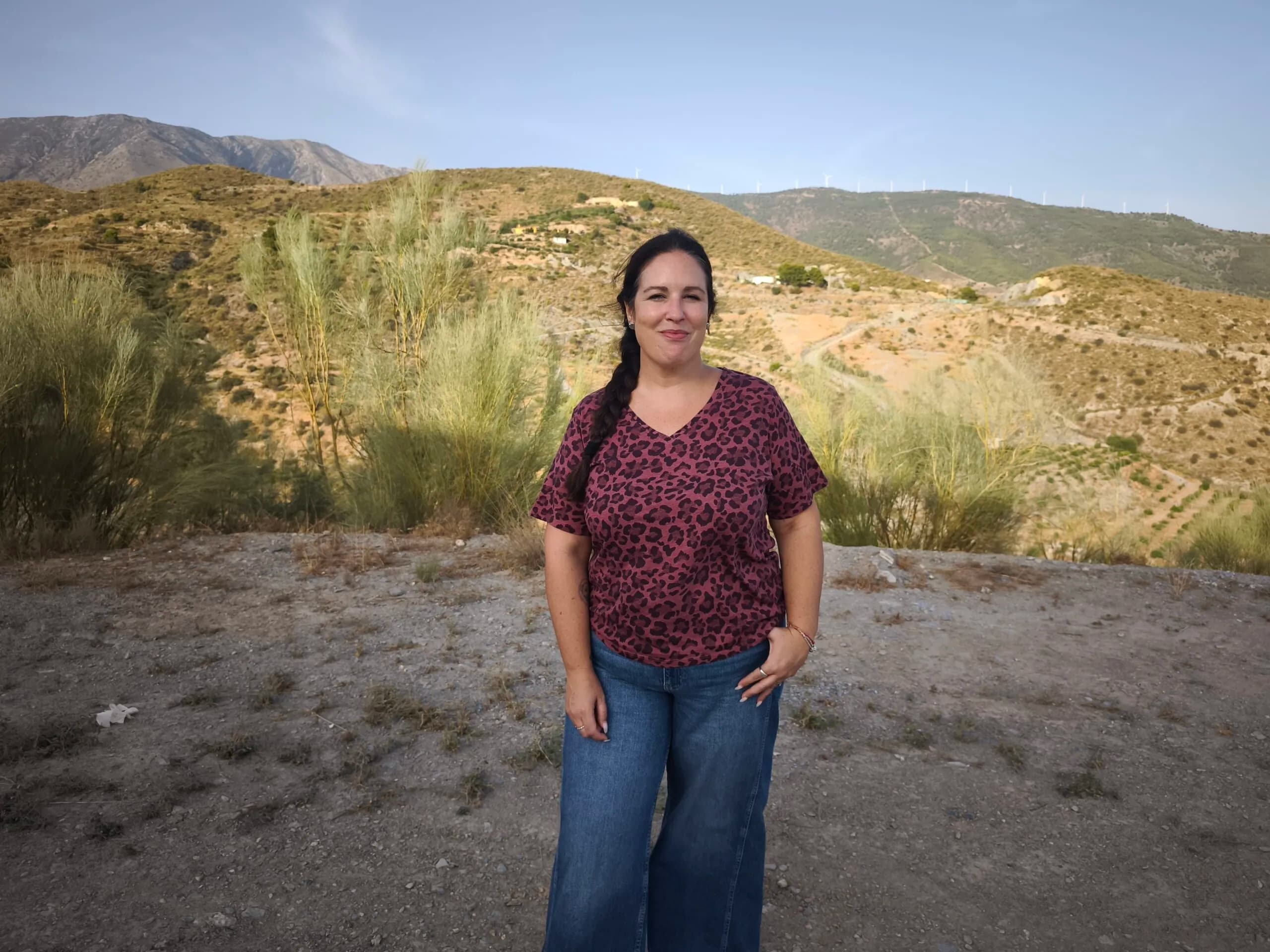 Alba Fernández exige al equipo de Gobierno municipal que «cumplas sus promesas», y exige el asfaltado urgente del acceso al cementerio de Los Tablones
