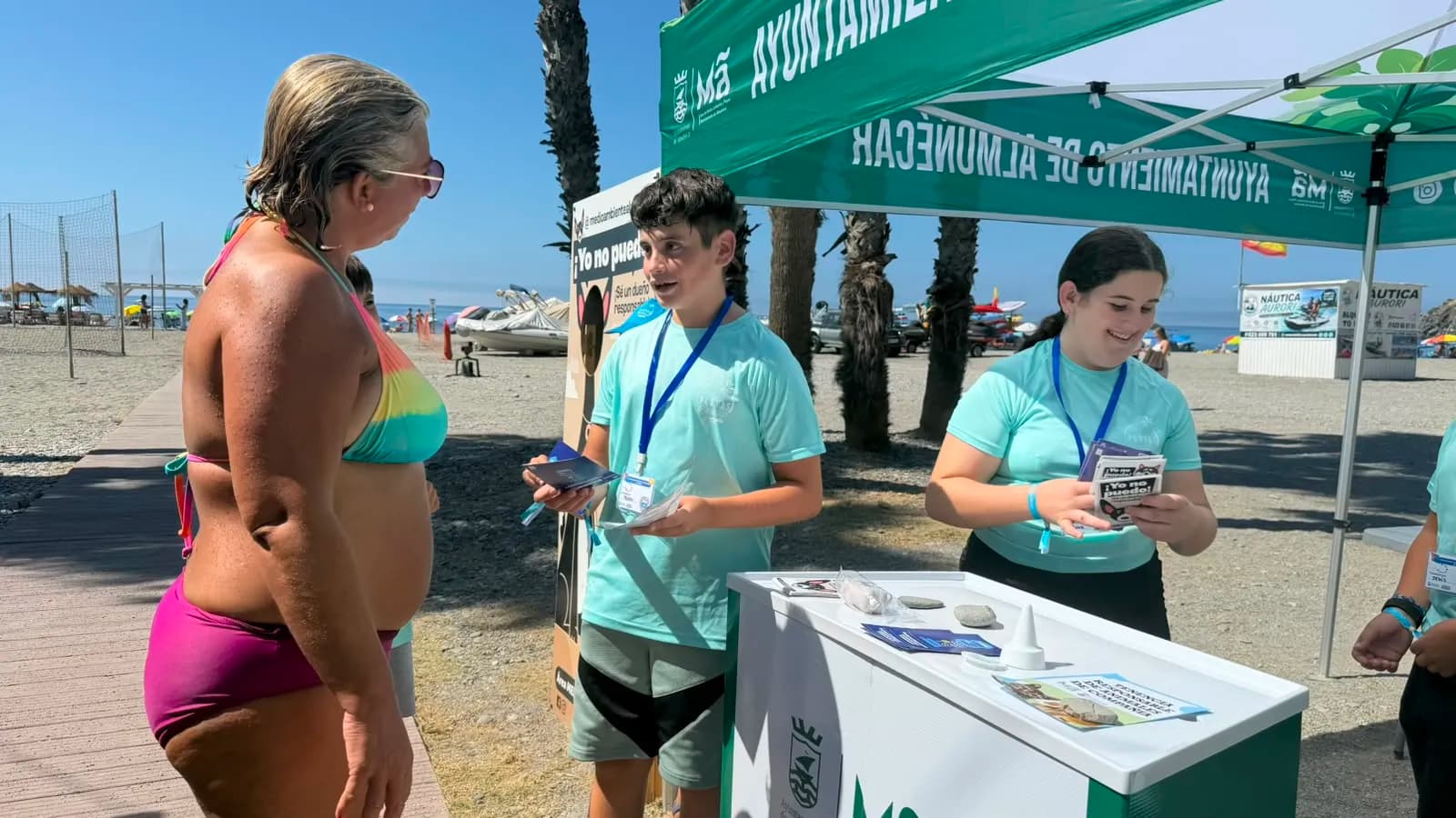 Más de 3.200 personas participan este verano en las campañas de concienciación ambiental en las playas de Almuñécar y La Herradura
