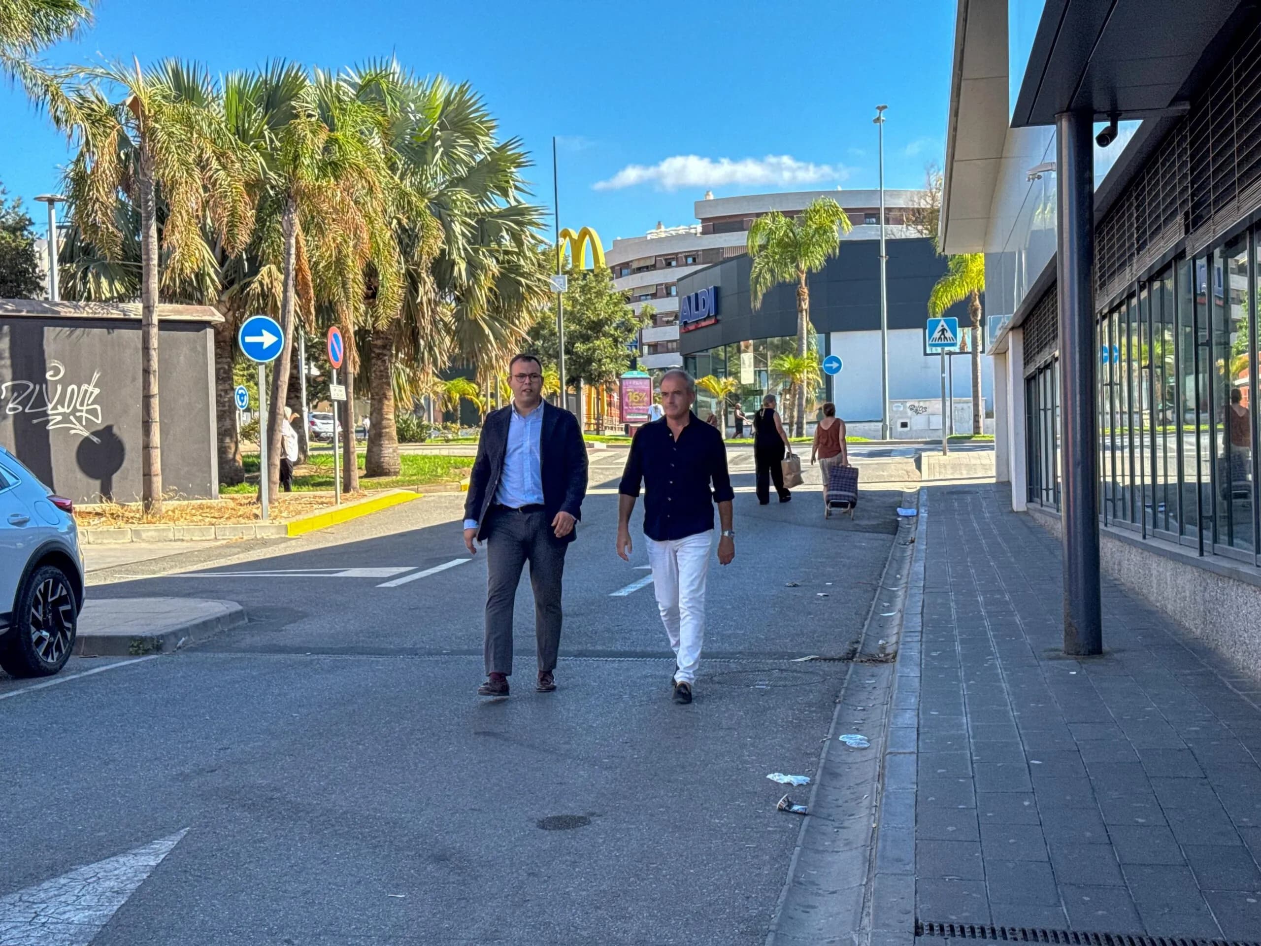 El Ayuntamiento de Motril requiere a los propietarios la limpieza del Parque Comercial ubicado junto a la Rambla de las Brujas