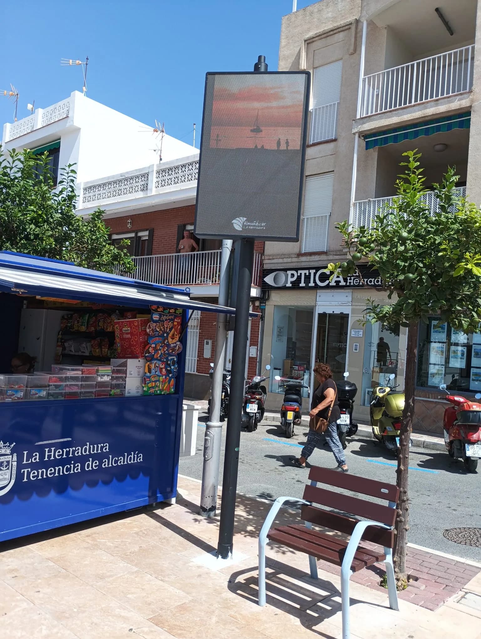 Almuñécar y La Herradura incorporan cuatro pantallas inteligentes para mejorar la información turística y ciudadana