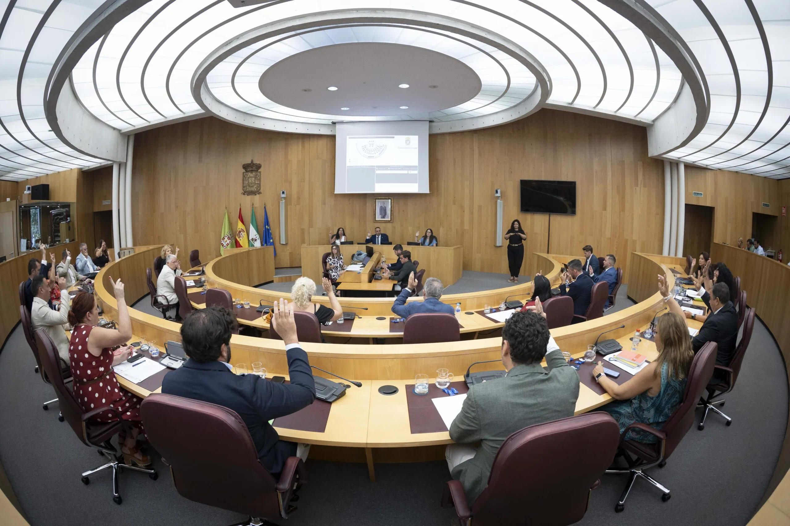 Un Pleno urgente de la Diputación da luz verde a 840.000 euros para acelerar la vuelta a casa de las familias desalojadas por los terremotos