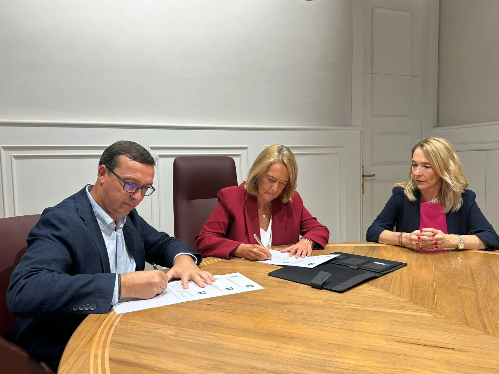 El Ayuntamiento de Motril renueva el convenio de colaboración con Caja Rural para la conservación de la memoria oral de la Fábrica del Pilar