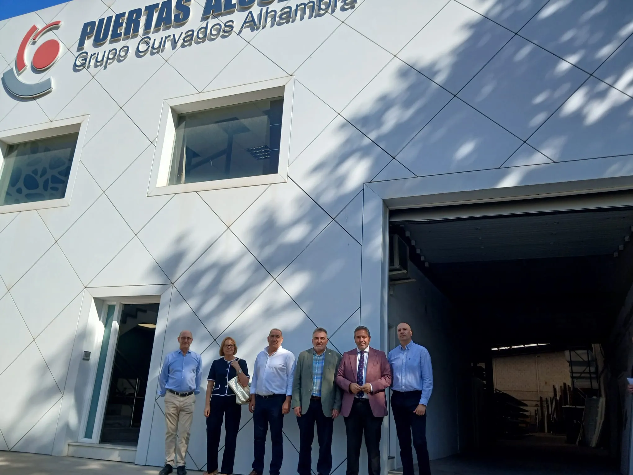La Junta apoya la modernización de Curvados Alhambra tras invertir 340.000 euros en una nueva línea automatizada