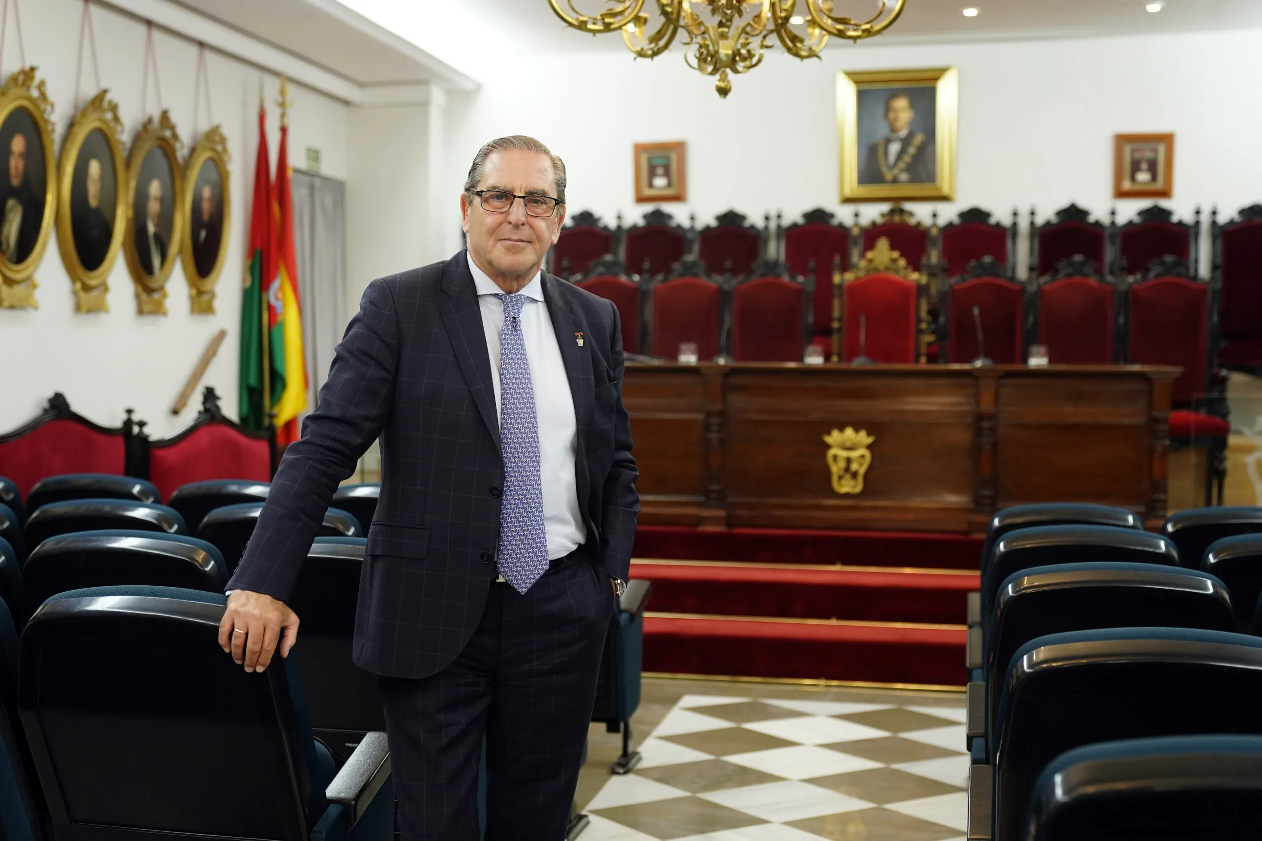 El decano granadino Leandro Cabrera, condecorado con la Gran Cruz al Mérito en el Servicio de la Abogacía