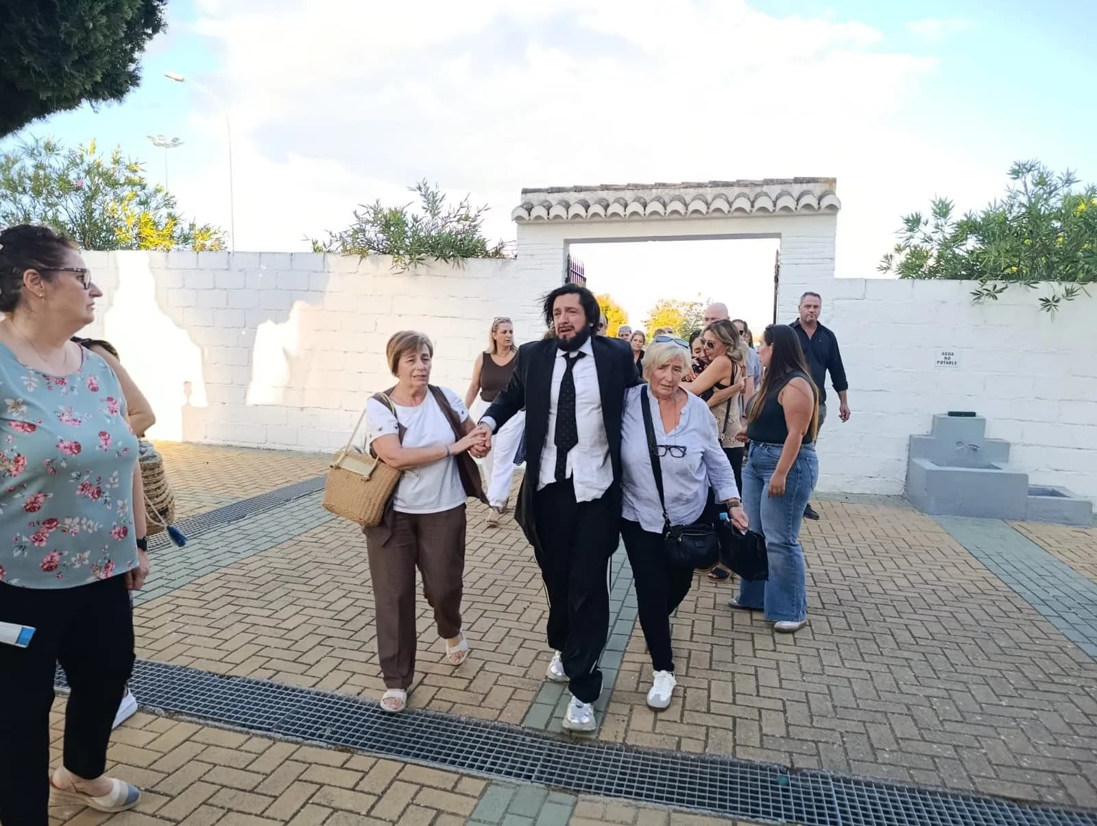 Rafael Amargo despide a su padre, Florentino García, en Valderrubio, arropado por familiares y amigos