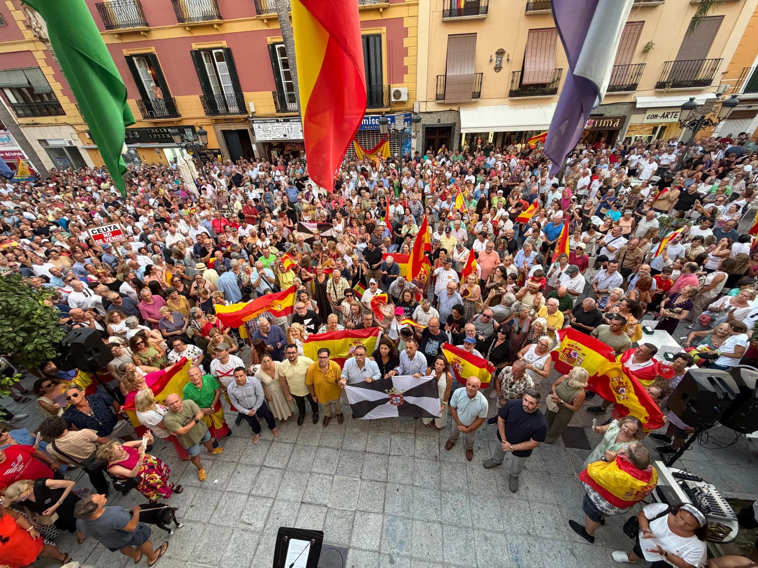 Almuñécar reúne a cientos de vecinos en la concentración en apoyo a Ceuta