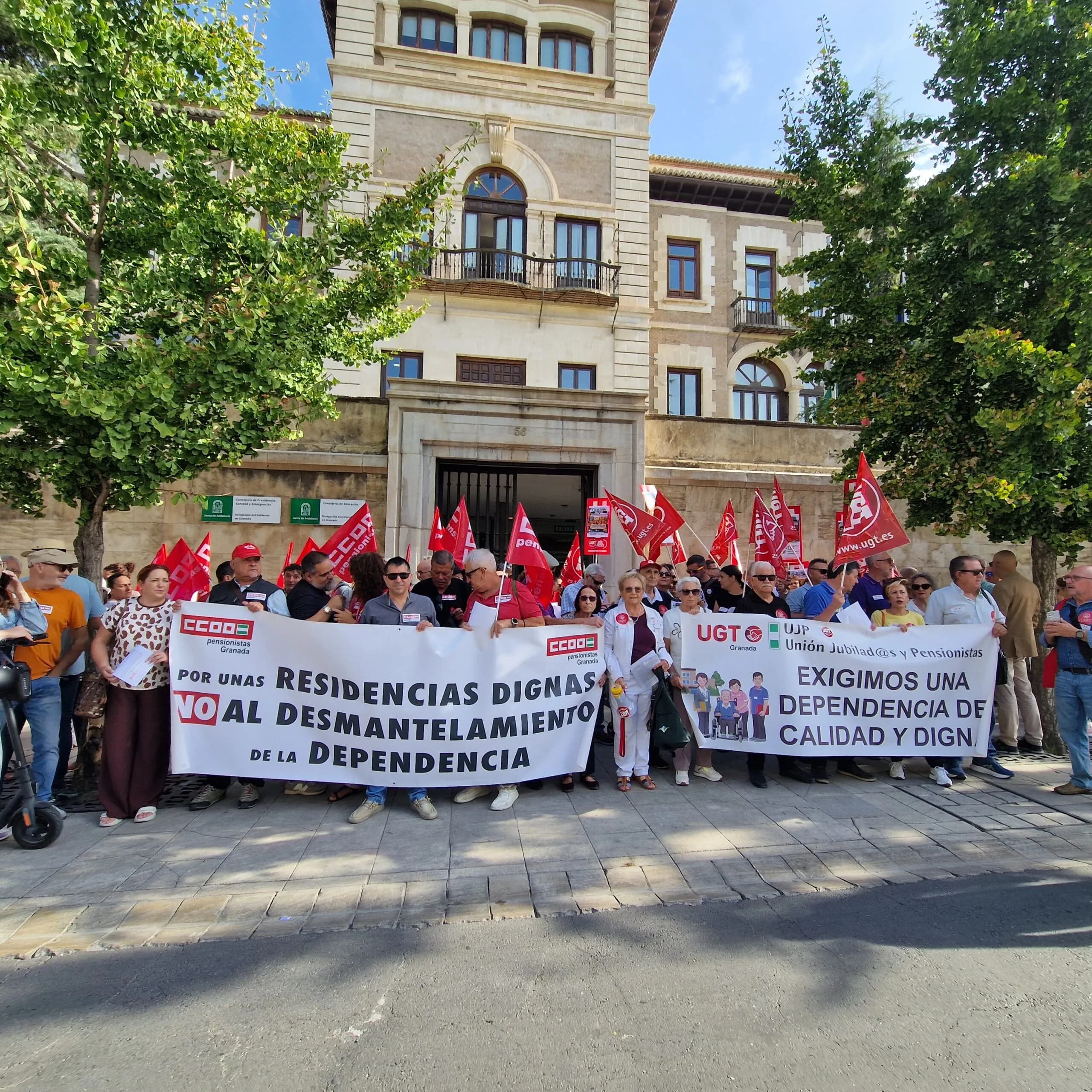 UGT y CCOO alertan en Granada de una “emergencia social” por el deterioro de la atención a los mayores, la dependencia, la sanidad pública y la soledad no deseada