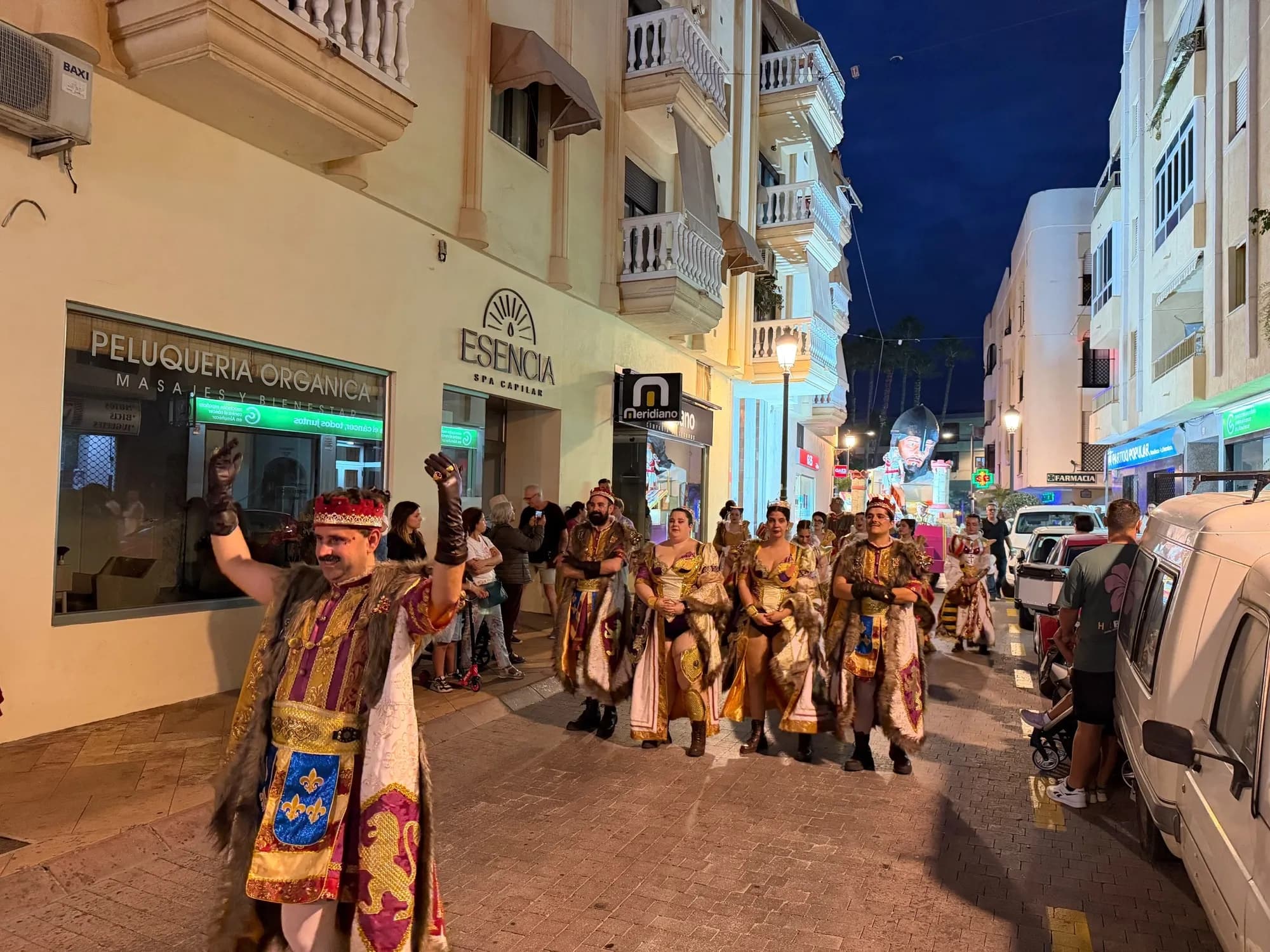 Almuñécar revive la entrega de sus privilegios con un desfile histórico por el centro de la ciudad