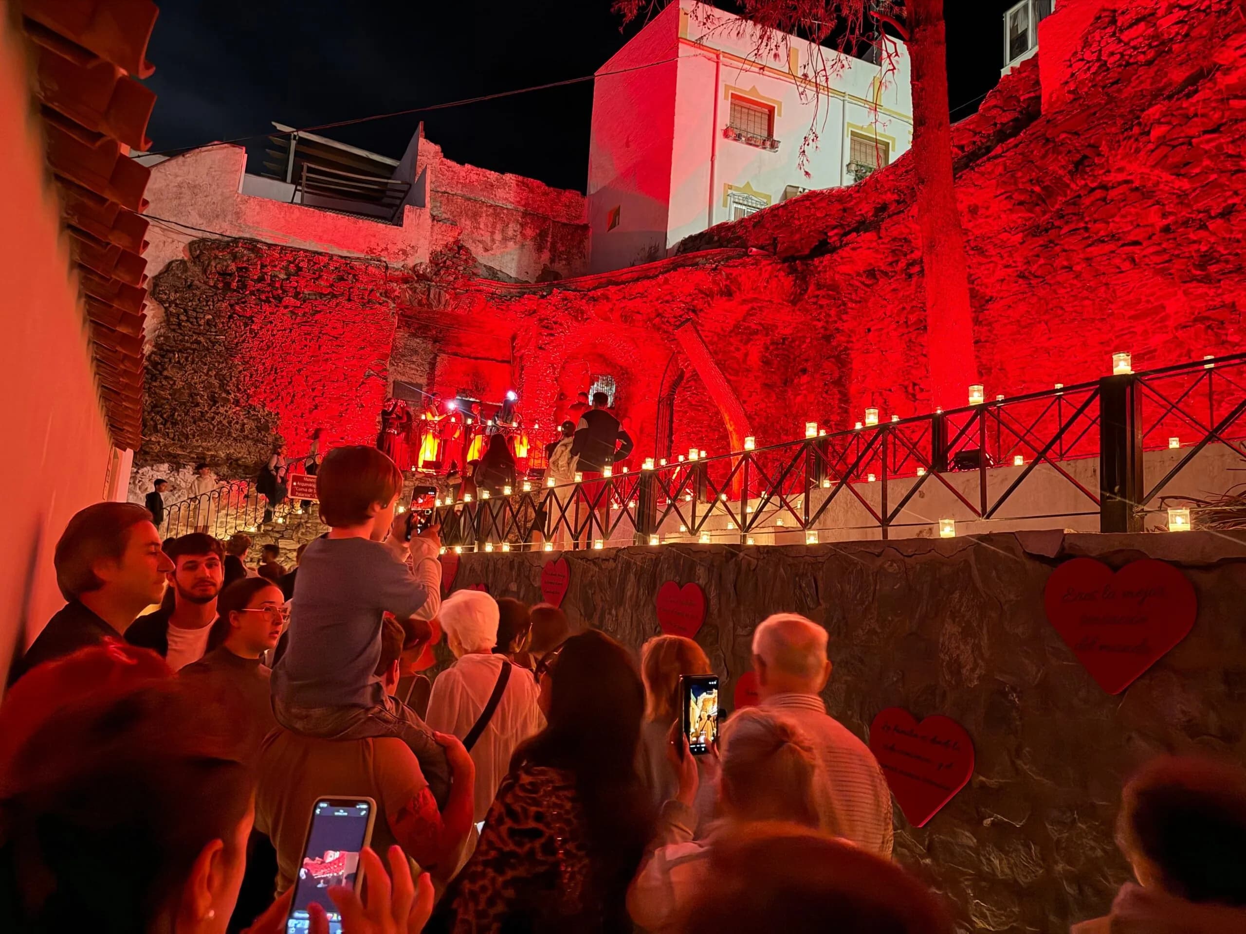 Más de 10.000 velas iluminan el casco histórico de Almuñécar en una noche para recorrer su historia