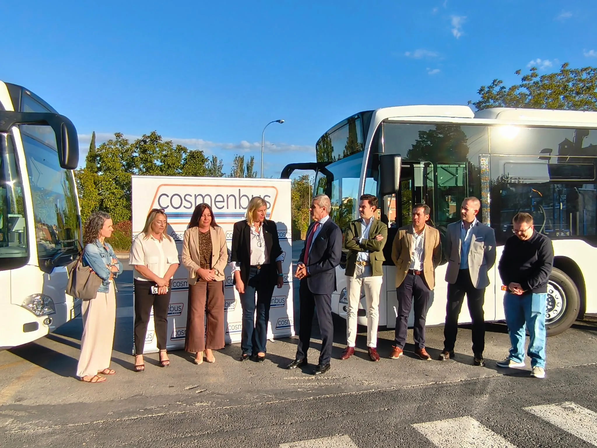 Dos nuevos autobuses híbridos se incorporan a la línea metropolitana que conecta Granada con Huétor Vega, Cájar y Monachil