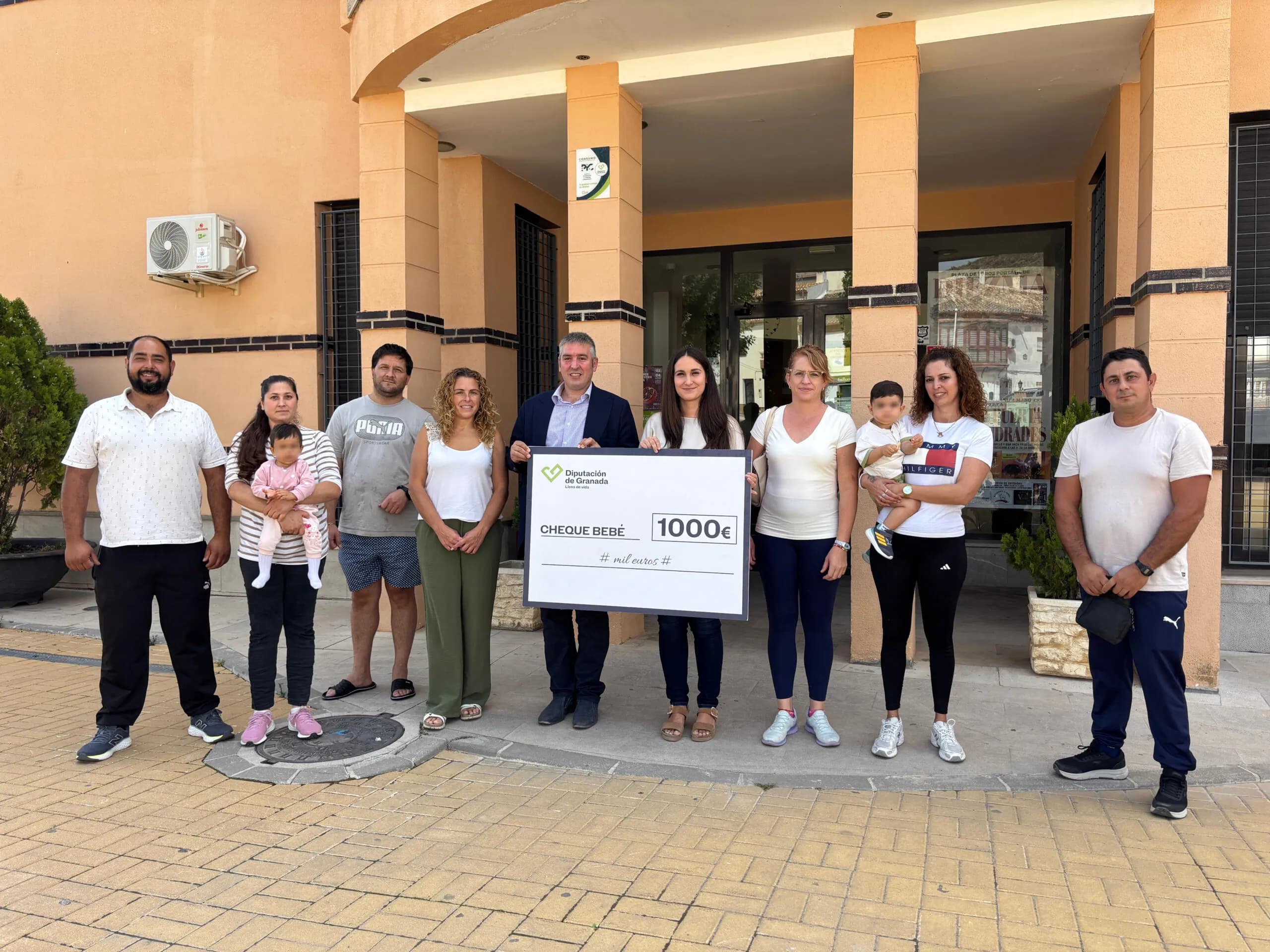 Diputación de Granada entrega los primeros ‘Cheque Bebé’ de la convocatoria 2026
