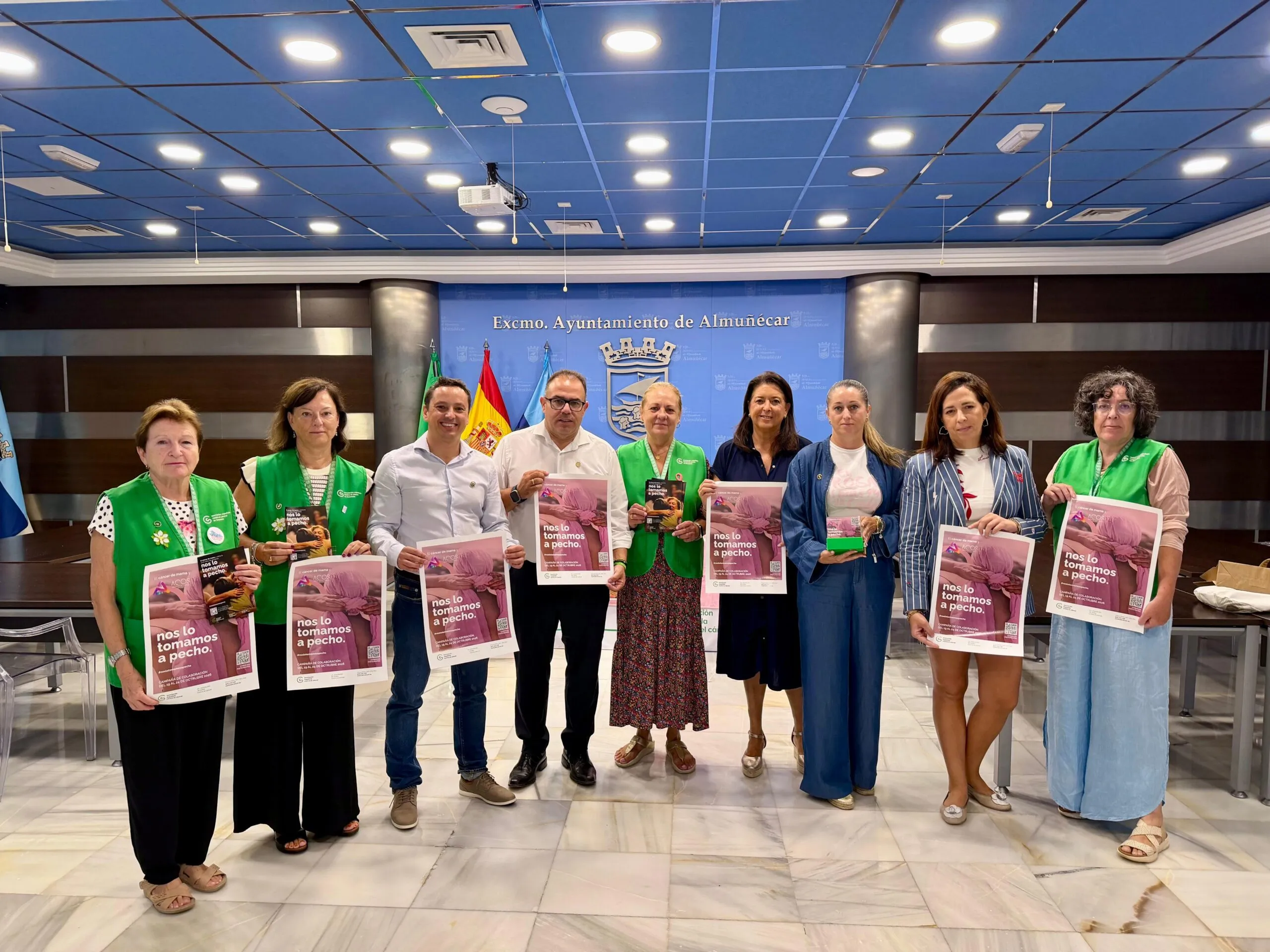 “Nos lo tomamos a pecho”, la campaña solidaria de más de una treintena de comercios de Almuñécar que destinarán el 5% de las compras a la lucha contra el cáncer de mama