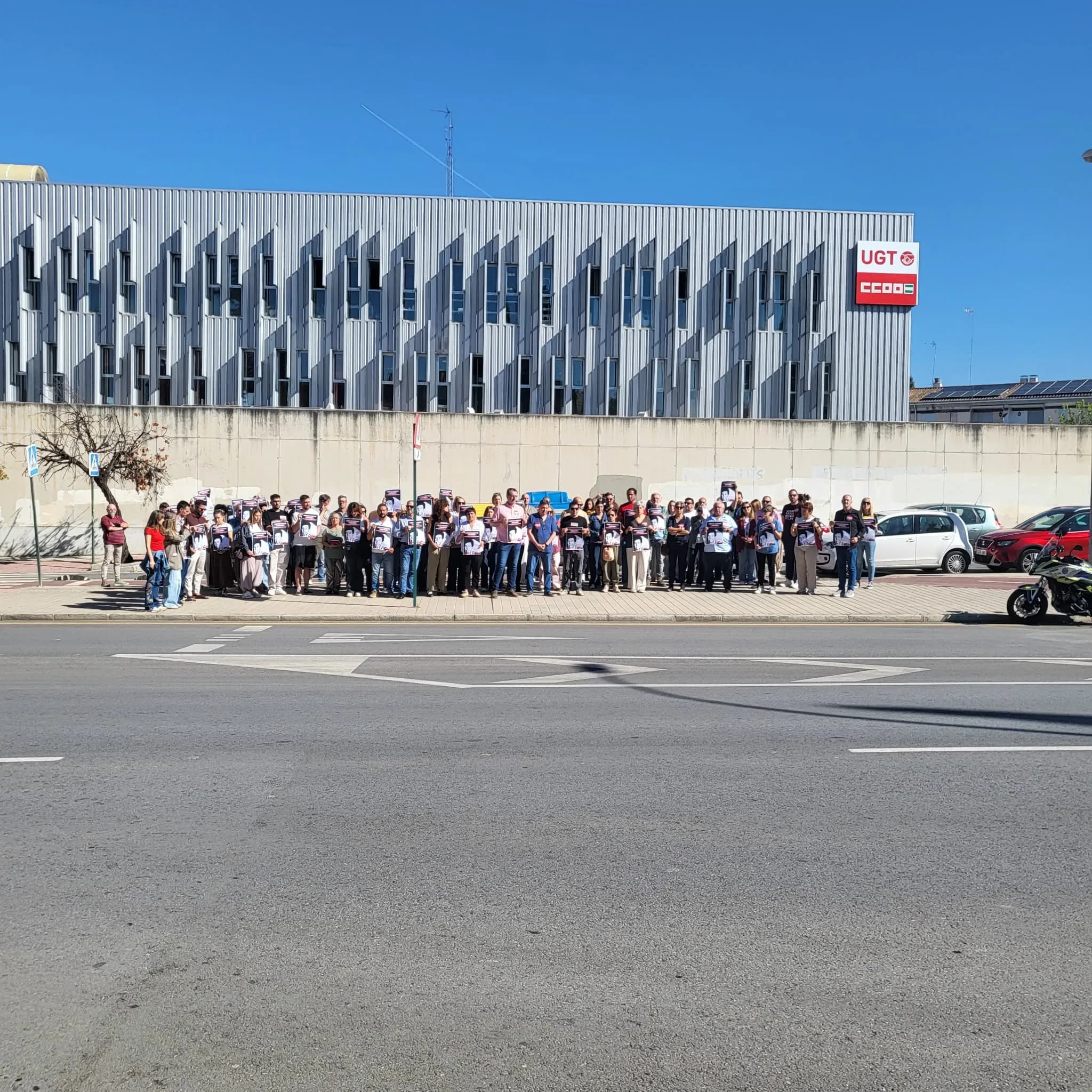 UGT y CCOO se concentran en Granada en memoria de Maricarmen Abascal, y exigen «frenar la especulación inmobiliaria tras su dramático desahucio»