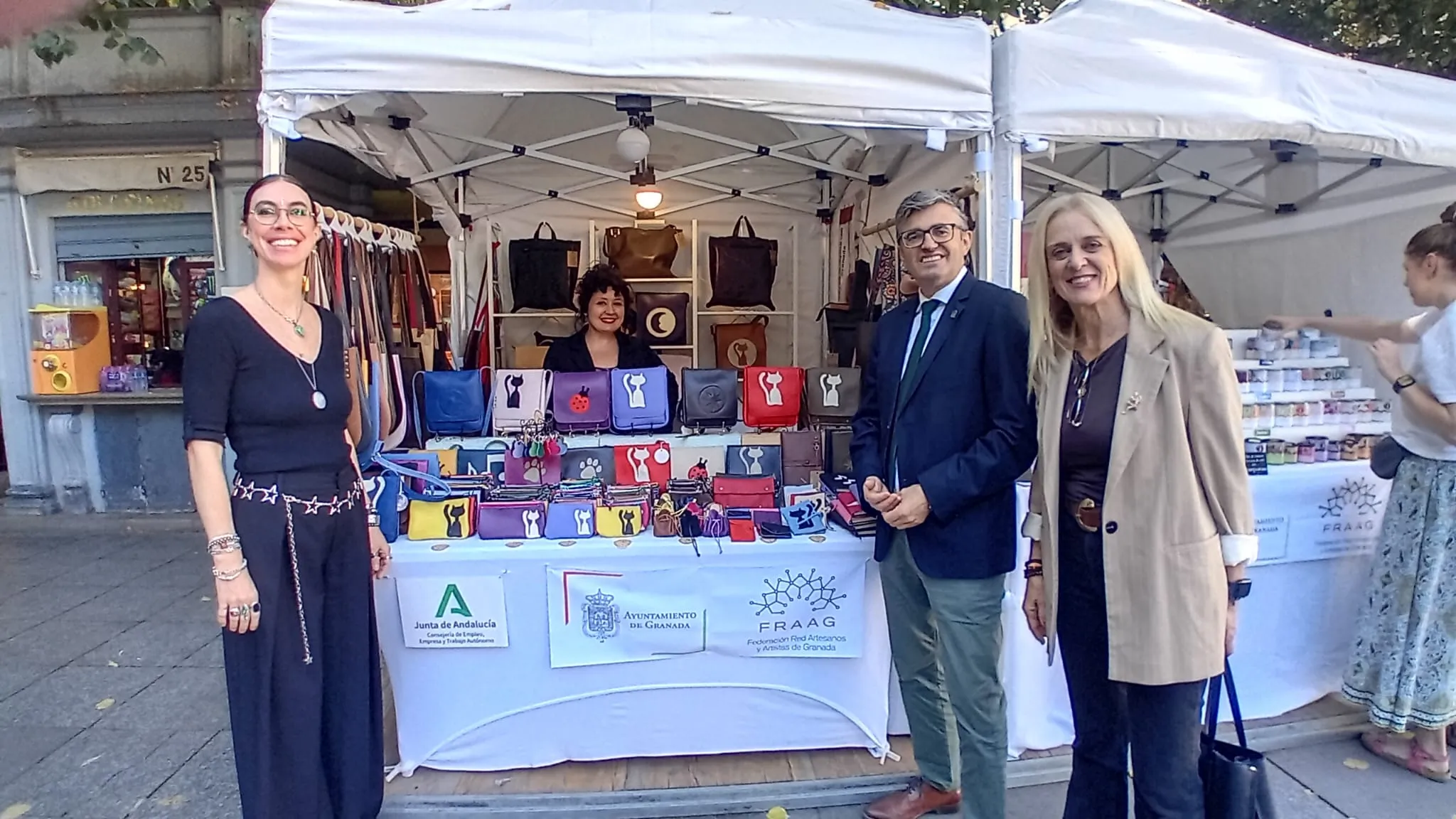 La IX Feria de Oficios Artesanos de Granada se consolida como un escaparate clave para el sector de la provincia
