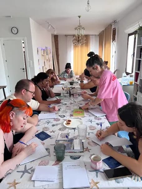 Apagar las pantallas, encender las ideas: nace La Orilla, un club cultural frente al mar