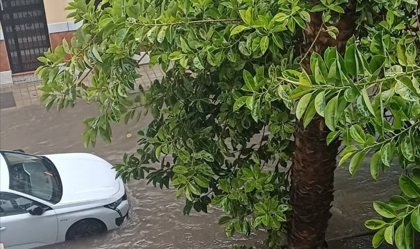 La primera DANA del otoño llega a la Costa Tropical con fuerte lluvia, tormenta y viento