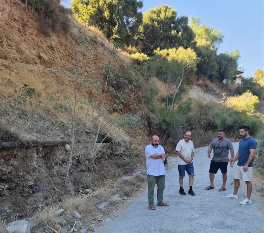 El PSOE denuncia que los vecinos de Los Verdiales tienen que desbrozar y arreglar sus caminos «ante la falta de mantenimiento municipal»