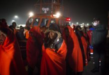 En buen estado 48 personas rescatadas de una patera y trasladadas a Motril