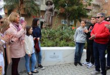 Motril honra el recuerdo de Adela Muñoz con una placa conmemorativa en el monumento a la mondera