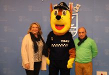 La Policía Local de Almuñécar cuenta con una “mascota” para los actos relacionados con los centros escolares