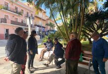 Almuñécar sustituye los 14 bancos de madera en la plaza de La Carrera