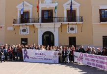 Motril guarda un minuto de silencio contra la violencia machista tras el asesinato de una mujer en Granada
