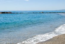 Rescatan a un windsurfista en la playa de Torrenueva
