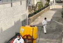 Varios agricultores se suman a las labores de desinfección de Salobreña y sus anejos