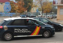 Detenido un varón por fracturar la barrera de un parking con su furgoneta para salir del mismo