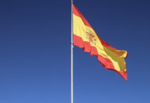 El Puerto de Motril coloca una bandera de España para homenajear a las víctimas de la pandemia y a los que trabajan para combatirla