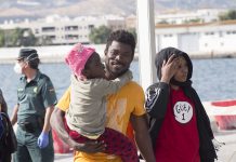Detienen a 86 migrantes tras alcanzar la Costa de Tropical bordo de tres embarcaciones