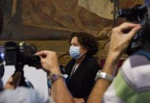 La UGR lamenta que «dejan los bares abiertos y cierran las aulas»