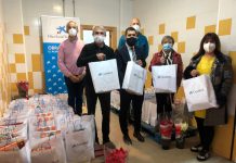 Más de un centenar de familias desfavorecidas de Órgiva reciben una cesta de productos navideños