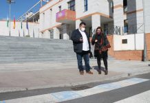Salobreña adapta los pasos de cebra con pictogramas para facilitar la accesibilidad de las personas con discapacidad