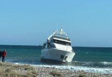 Rescatados tres tripulantes de un yate varado en la playa de Carchuna