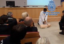 Un agente de la Policía Nacional libre de servicio auxilia a un hombre que se hallaba semiinconsciente y casi sin respiración en la vía pública